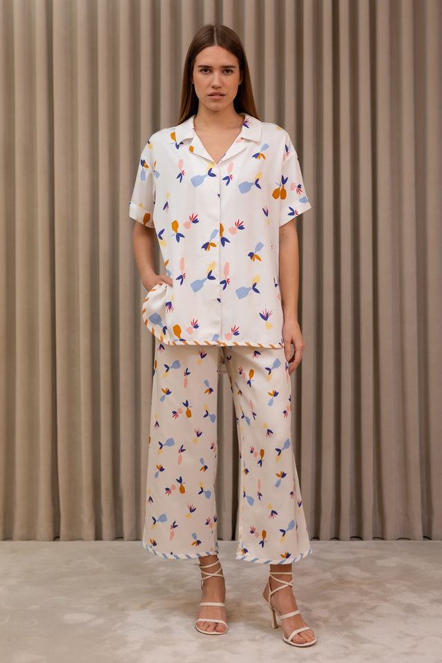 Model in Culotte pants jugs front view