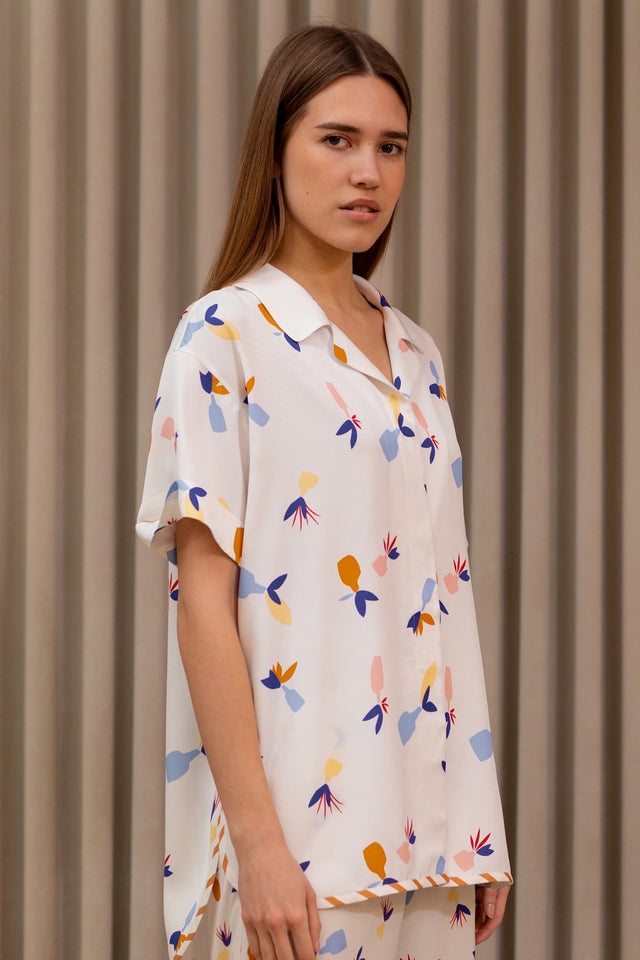Model in Hawaiian shirt jugs side view
