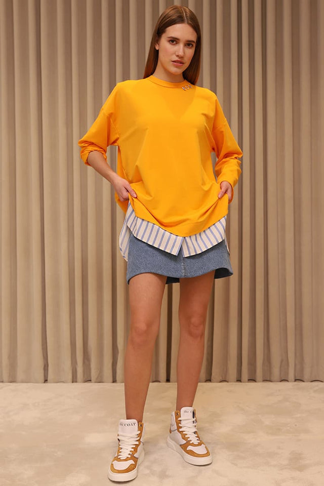 Model in Longsleeve, stripes decor