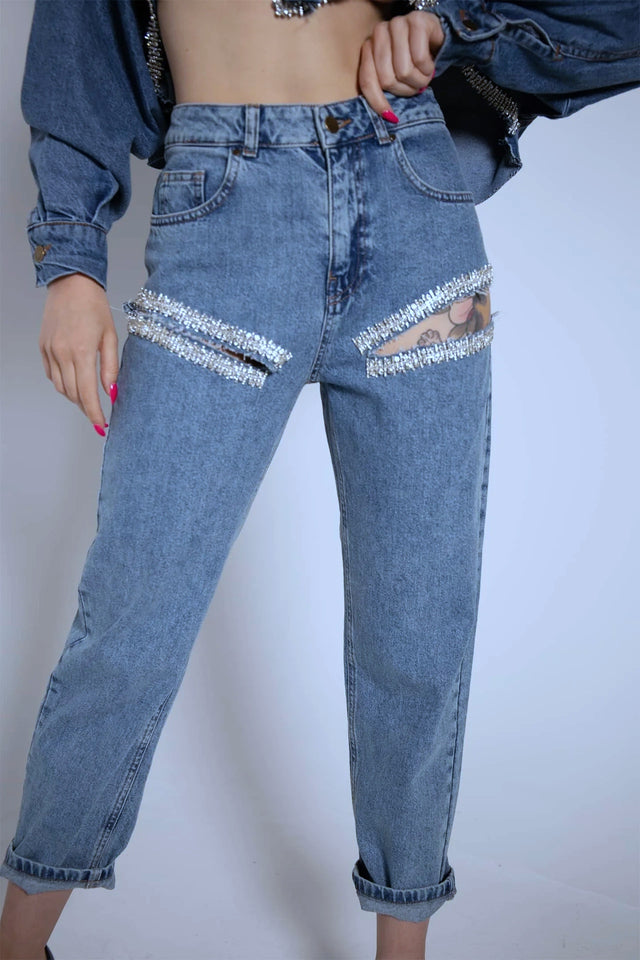Jeans with slits and crystals