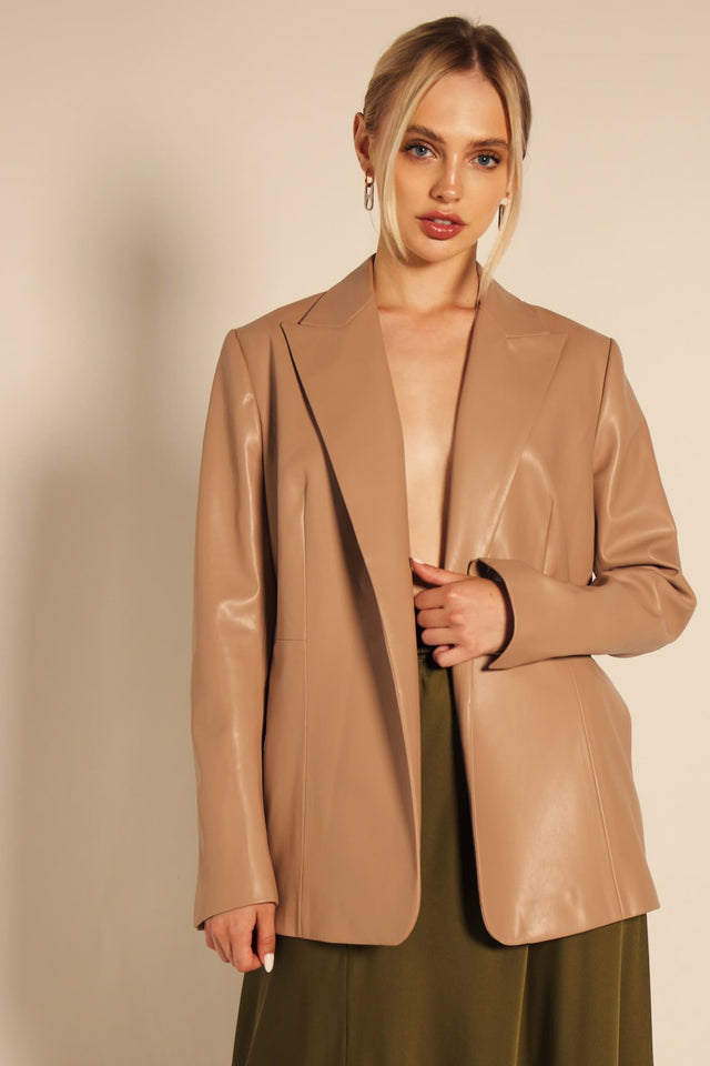 Model in beige Fitted jacket