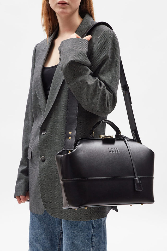 Model with Midi black bag
